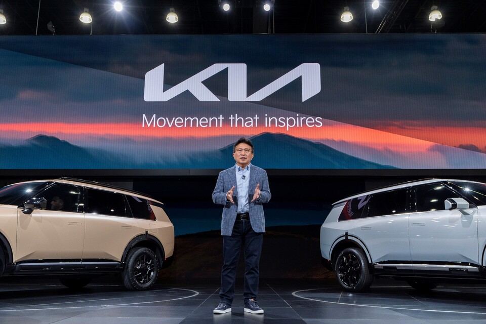 ©AP신문(AP뉴스)/이미지 제공 = 기아 ▲신형 텔루라이드에 대해 설명하고 있는 기아 북미권역본부장 윤승규 부사장. 왼쪽 차량은 신형 텔루라이드 오프로드 특화 모델 X-Pro, 오른쪽 차량은 신형 텔루라이드 하이브리드.