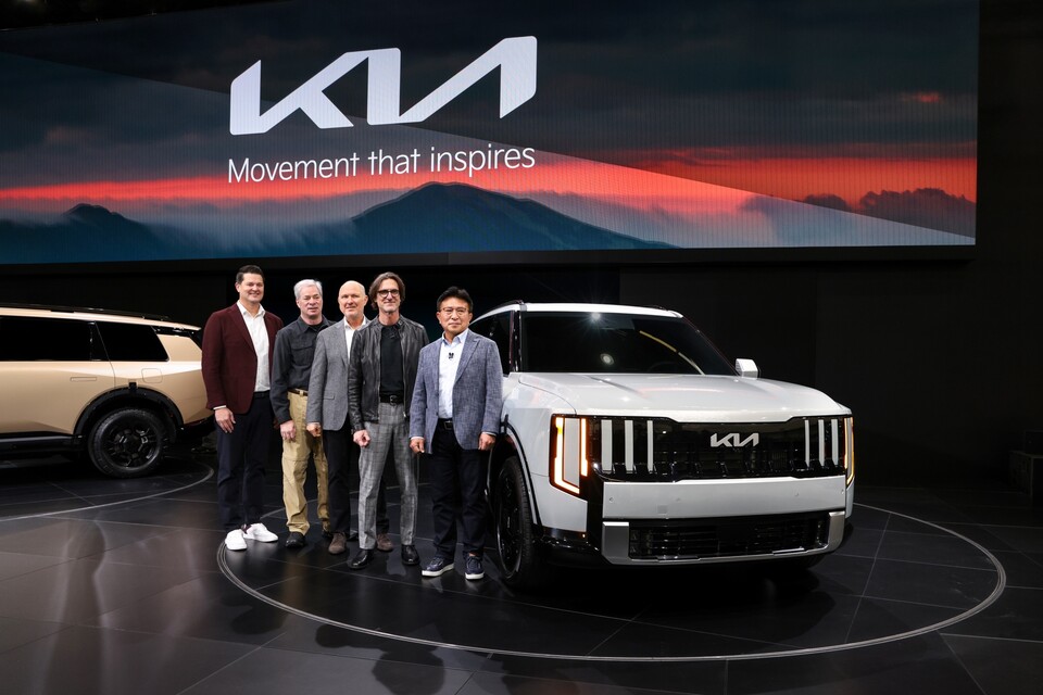 ©AP신문(AP뉴스)/이미지 제공 = 기아 ▲신형 텔루라이드 앞에서 기아 북미권역 관계자들이 기념촬영을 하고 있다. (왼쪽부터) 기아 미국법인 영업담당 상무 에릭 왓슨, 기아 미국법인 마케팅담당 상무 러셀 와거, 기아 미국법인 상품담당 디렉터 오스 헤드릭, 기아 미국 디자인센터 수석 디자이너 탐 컨스, 기아 북미권역본부장 윤승규 부사장.