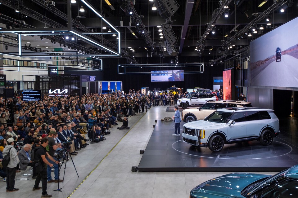 ©AP신문(AP뉴스)/이미지 제공 = 기아 ▲신형 텔루라이드 보기 위해 기아 전시 부스에 운집한 관객들. 발표자는 기아 북미권역본부장 윤승규 부사장.