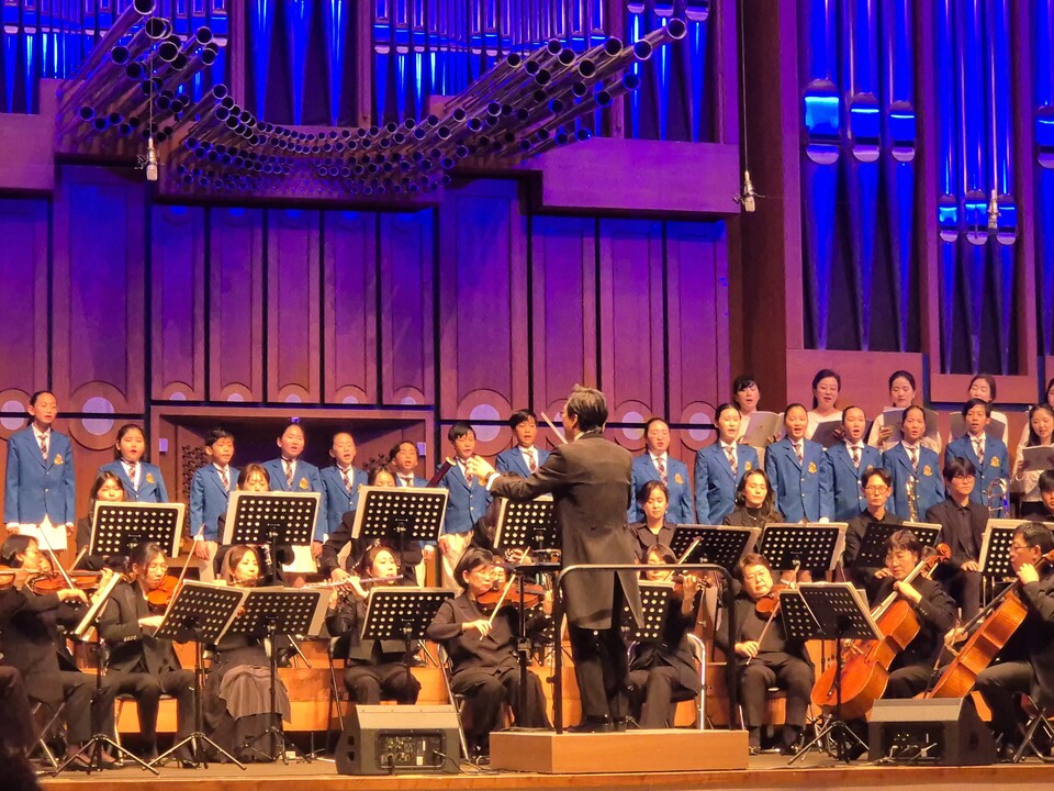 ©AP신문(AP뉴스)/이미지 제공 = 태광산업 ▲태광산업은 그룹홈 아동과 그룹홈 출신 대학생의 학업 지원을 위해 지난 20일 서울 서초구 양재 온누리교회에서 열린 ‘2025 삶과 나눔 콘서트’를 후원했다.