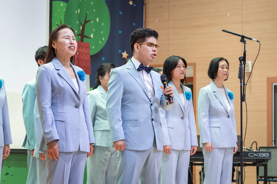 ©AP신문(AP뉴스)/이미지 제공 = 코웨이 ▲코웨이의 ‘물빛소리 합창단’이 지난 19일 서울 중랑구 신현초등학교에서 지역사회와 함께하는 장애 인식 개선 캠페인을 진행했다.