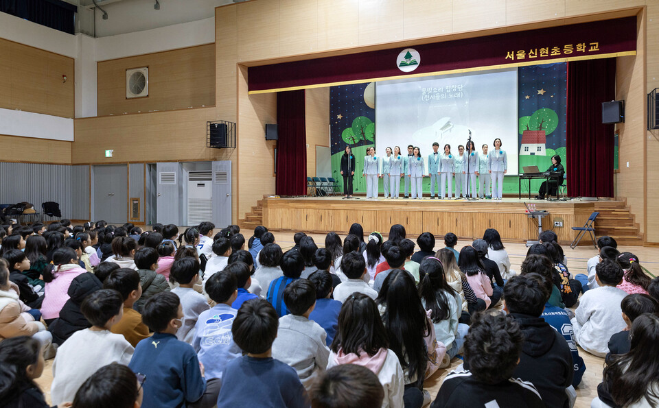 ©AP신문(AP뉴스)/이미지 제공 = 코웨이 ▲코웨이의 ‘물빛소리 합창단’이 지난 19일 서울 중랑구 신현초등학교에서 지역사회와 함께하는 장애 인식 개선 캠페인을 진행했다.