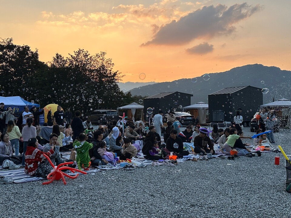 ©AP신문(AP뉴스)/이미지 제공 = LIG넥스원 ▲LIG넥스원은 지난 10월 24~26일 가을을 맞아 충북 제천에 임직원 및 가족 230여명을 초청해 ‘할로윈 캠프’를 개최했다.