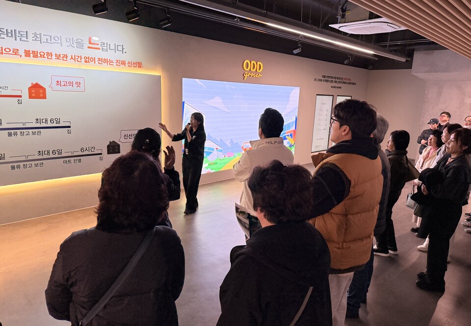 ©AP신문(AP뉴스)/이미지 제공 = 세븐일레븐 ▲세븐일레븐은 지난 20일 ‘제3회 상품 인사이트 투어’를 열고 전국 20여명의 경영주들과 함께 도쿠시마 라면이 제조되는 하림산업의 익산 공장을 방문하는 시간을 가졌다.