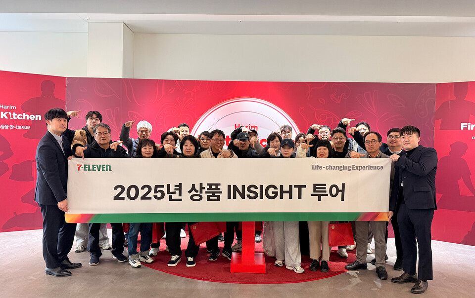 ©AP신문(AP뉴스)/이미지 제공 = 세븐일레븐 ▲세븐일레븐은 지난 20일 ‘제3회 상품 인사이트 투어’를 열고 전국 20여명의 경영주들과 함께 도쿠시마 라면이 제조되는 하림산업의 익산 공장을 방문하는 시간을 가졌다.