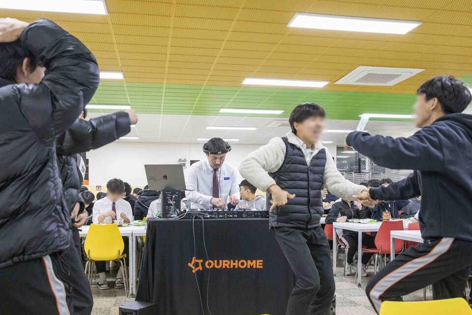 ©AP신문(AP뉴스)/이미지 제공 = 아워홈 ▲아워홈은 지난 19일 한광여고와 한광남고 급식실에서 ‘바이트더비트’ DJ 공연을 열었다.