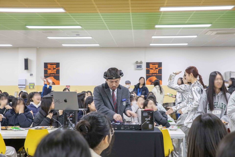 ©AP신문(AP뉴스)/이미지 제공 = 아워홈 ▲아워홈은 지난 19일 한광여고와 한광남고 급식실에서 ‘바이트더비트’ DJ 공연을 열었다.