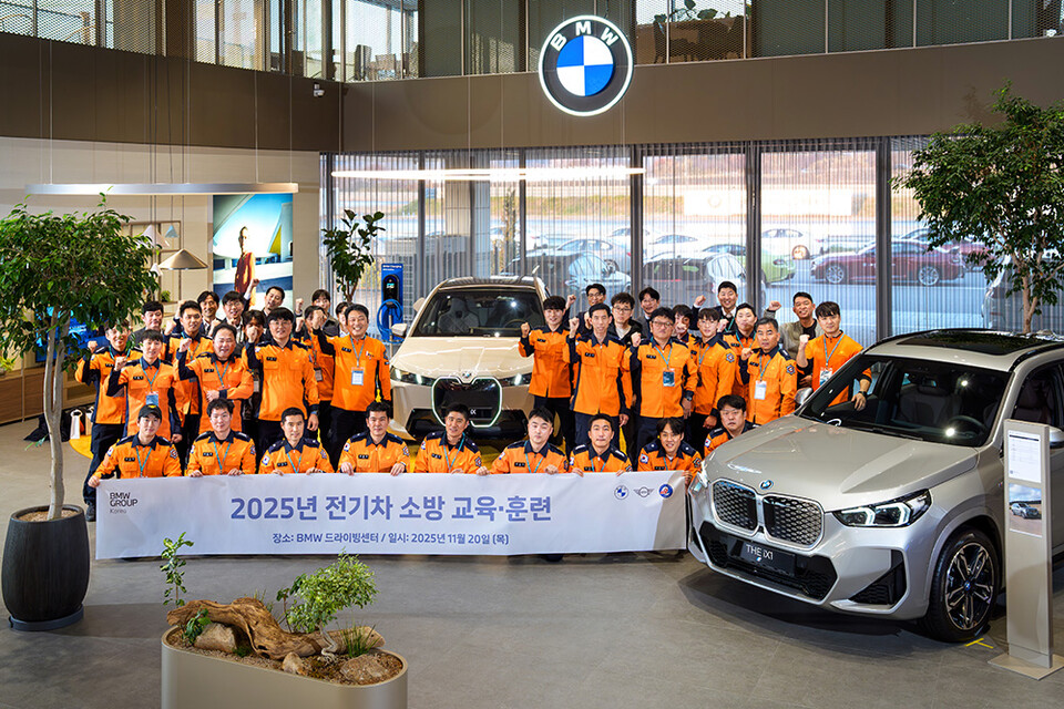©AP신문(AP뉴스)/이미지 제공 = BMW그룹코리아 ▲BMW그룹코리아는 지난 20일 인천 영종도 BMW 드라이빙 센터에서 인천소방대원을 대상으로 전기차 화재 대응 역량 강화를 위한 전기차 소방 교육∙훈련을 실시했다.