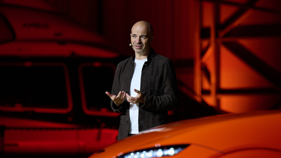 ©AP신문(AP뉴스)/이미지 제공 = 현대자동차 ▲현대차그룹 CDO(글로벌 디자인 본부장) 겸 CCO(최고 크리에이티브 책임자) 루크 동커볼케 사장이 20일(현지시간) 프랑스 폴 리카르 서킷에서 열린 '마그마 월드 프리미어' 행사에서 제네시스 '마그마 GT 콘셉트'를 소개하고 있다.