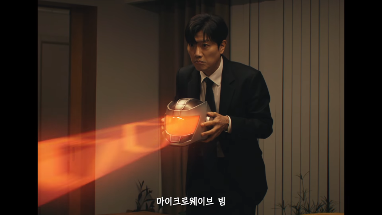 [AP신문 광고평론 No.1430]  ​​​​​​​마이크로웨이브 빔을 통해 제품을 조리하는 박희순. 사진 전자레인저 유튜브 캡처ⓒAP신문(AP뉴스)