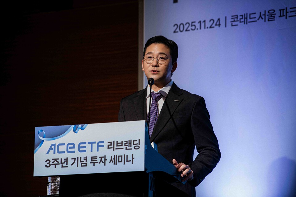 ©AP신문(AP뉴스)/이미지 제공 = 한국투자신탁운용 ▲24일 서울 여의도 콘래드 호텔에서 열린 ‘ACE ETF 리브랜딩 3주년 기념 투자 세미나’에서 남용수 한국투자신탁운용 ETF운용본부장이 발표하고 있다.