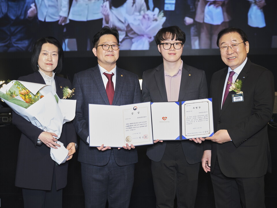 ©AP신문(AP뉴스)/이미지 제공 = 한화생명 ▲한화생명은 25일 열린 ‘2025 지역사회공헌 인정제’ 시상식에서 인정기관으로 선정되며, 보건복지부 장관상과 특별상을 동시에 수상했다. 한화생명 임직원과 사회복지협의회 회장 김성이 회장(오른쪽 첫 번째)이 기념촬영을 하고 있다.