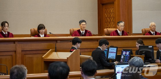 4일 서울 종로구 헌법재판소 대심판정에서 열린 윤석열 대통령의 탄핵심판 선고에서 문형배 헌법재판소장 직무대행이 윤석열 대통령 탄핵심판 선고를 하고 있다.이날 헌법재판소는 재판관 전원 일치 의견으로 윤 대통령 파면을 결정했다.