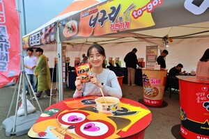 농심, '너구리 라면가게'로 '다시마 고장' <b>완도</b> 축제에 힘 보탰다